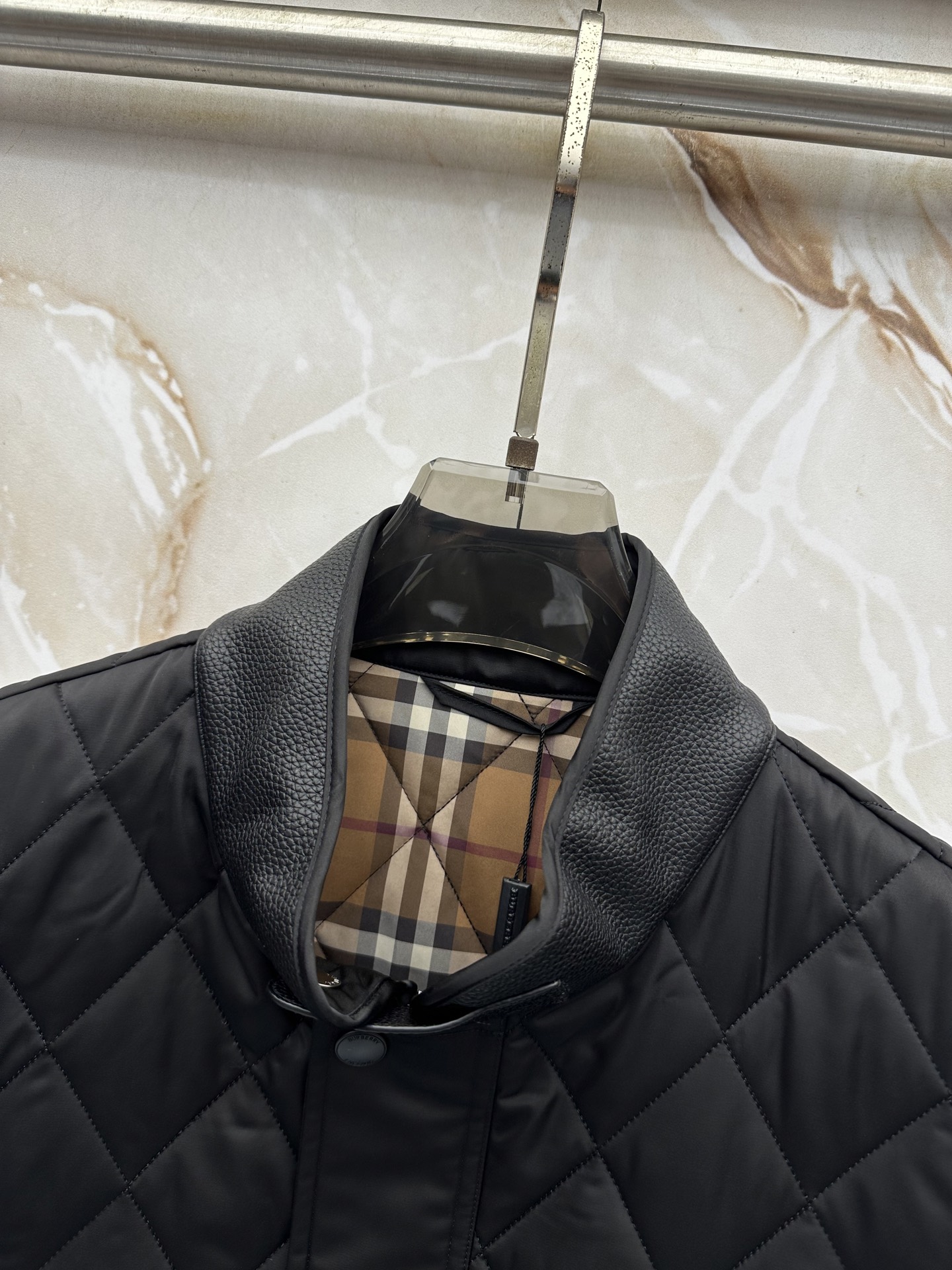 Burberry26秋冬爆款 Burberry男士立领无袖棉,经典短款合身版型,黑色、藏青两色。商务休闲双适配, Burberry26秋冬爆款 Burberry男士立领无袖棉,经典短款合身版型,黑色、藏青两色。商务休闲双适配,