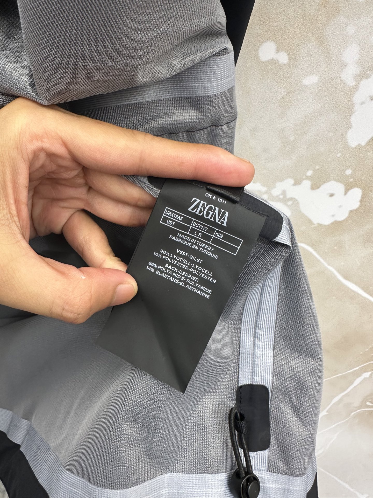 ZEGNA男士短款连帽，利落直筒版型，不臃肿不压个子，轻薄机能面料，防泼水抗风雨，应对小雨天气；面料透气，上身不闷汗；抗