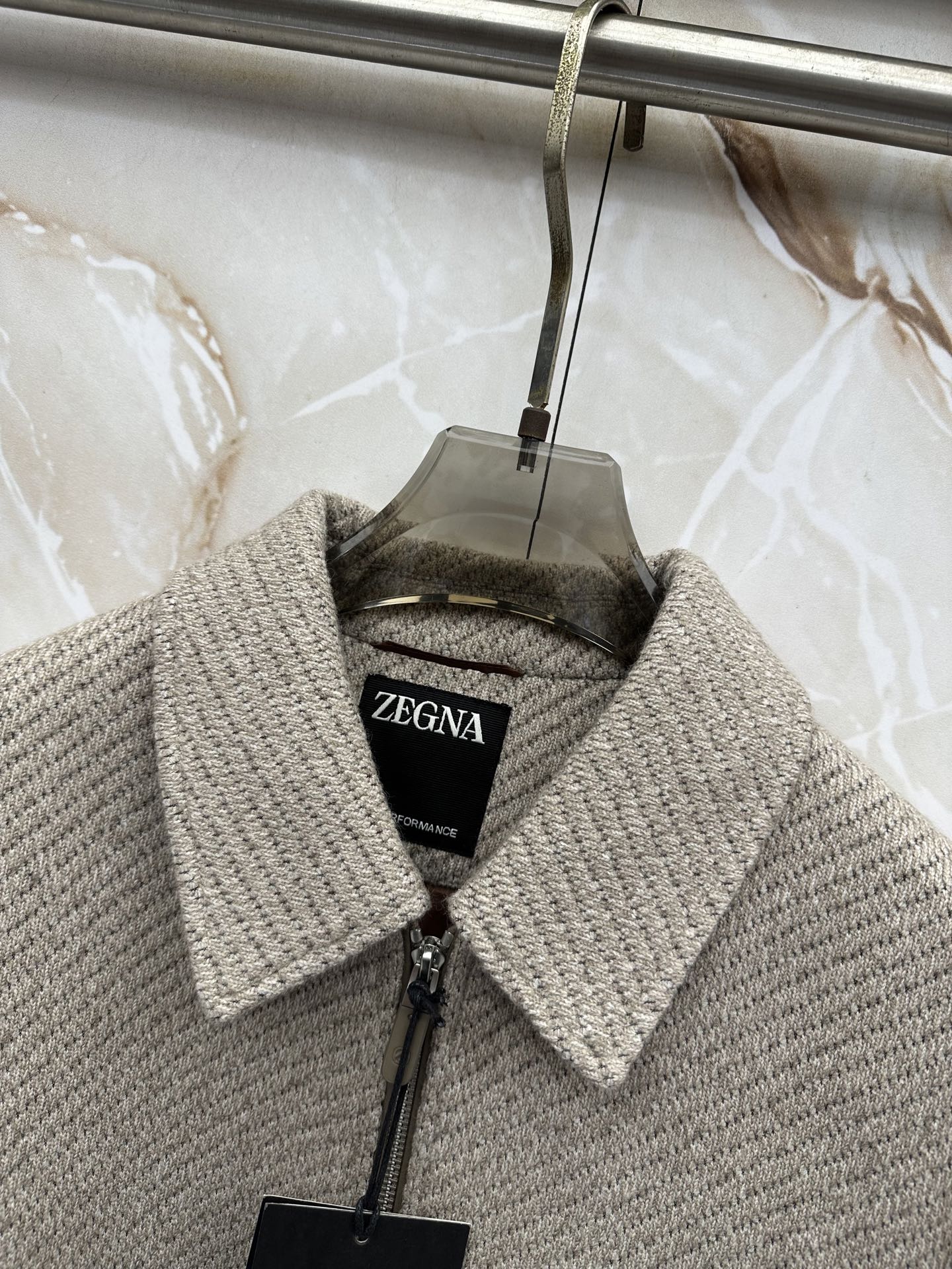 ZEGNA 2026ss秋冬新款短款翻领夹克羽绒外套，利落短款版型，不压个子。简约翻领飞行版型，商务休闲兼顾，春秋初冬都