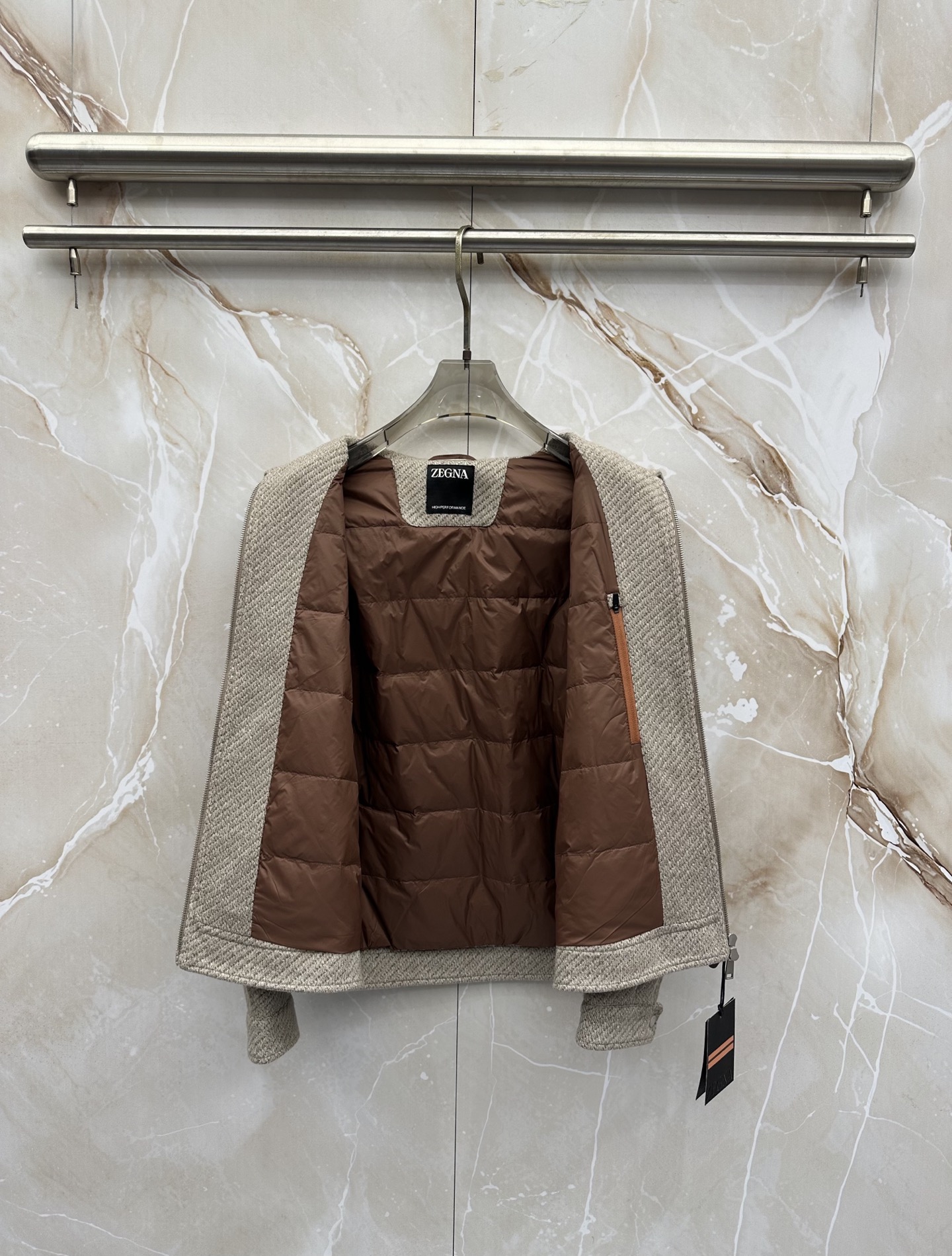 ZEGNA 2026ss秋冬新款短款翻领夹克羽绒外套，利落短款版型，不压个子。简约翻领飞行版型，商务休闲兼顾，春秋初冬都