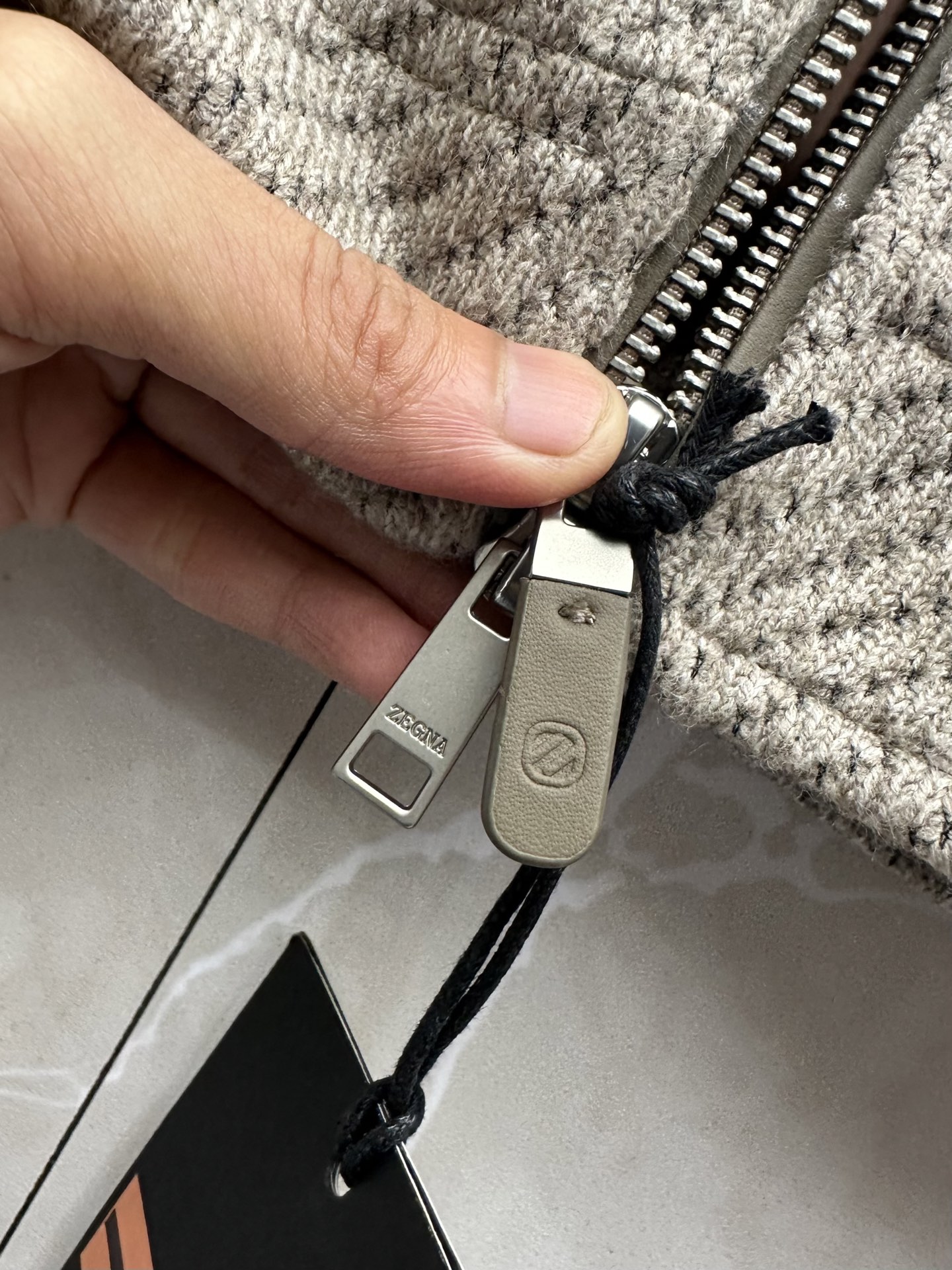 ZEGNA 2026ss秋冬新款短款翻领夹克羽绒外套，利落短款版型，不压个子。简约翻领飞行版型，商务休闲兼顾，春秋初冬都