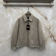 ZEGNA 2026ss秋冬新款短款翻领夹克羽绒外套,利落短款版型,不压个子。简约翻领飞行版型,商务休闲兼顾,春秋初冬都 ZEGNA 2026ss秋冬新款短款翻领夹克羽绒外套,利落短款版型,不压个子。简约翻领飞行版型,商务休闲兼顾,春秋初冬都