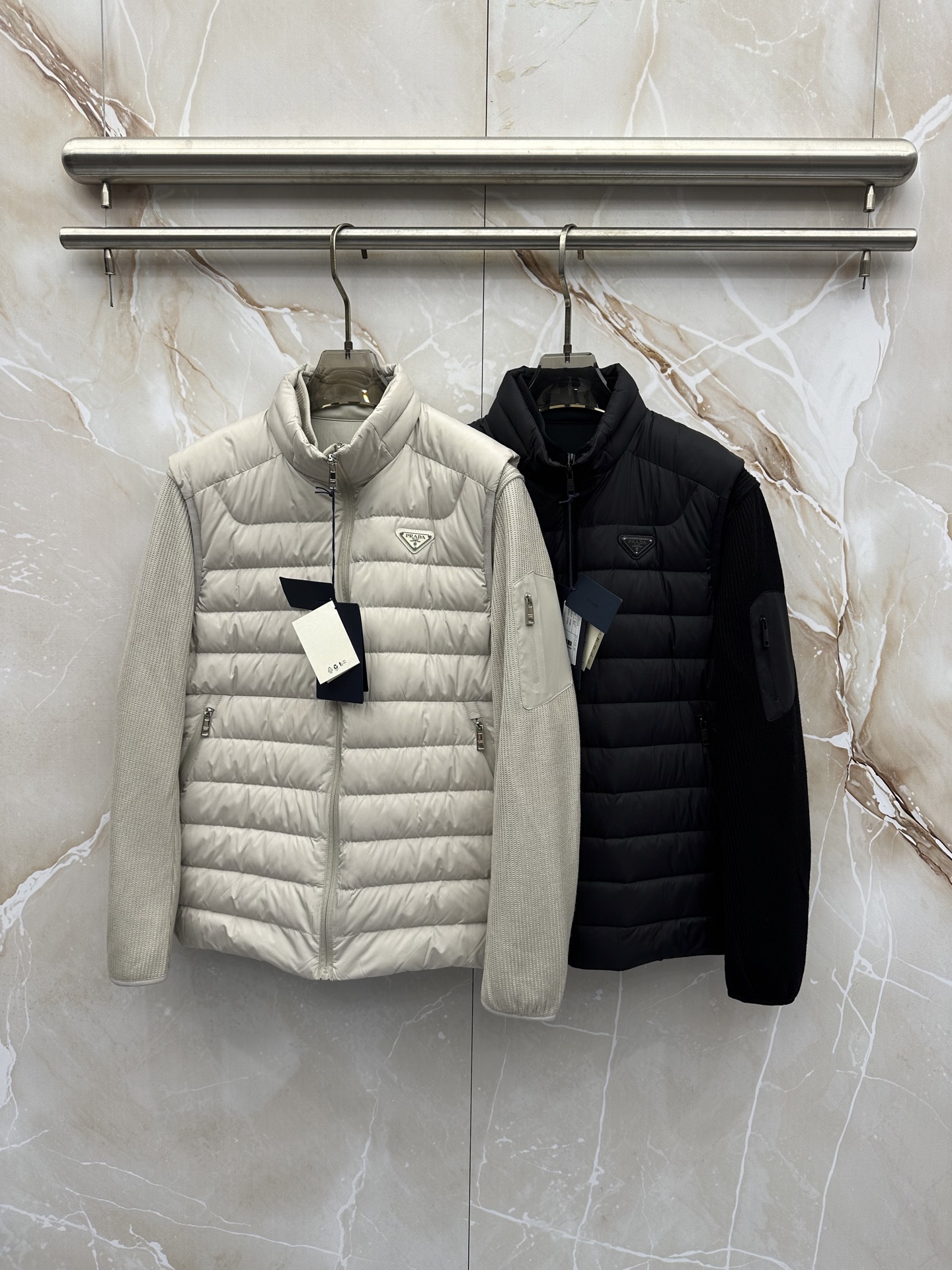 PRADA26秋冬爆款两穿 PRADA男士立领可拆分羽绒,合身短款版型。、针织可拆开穿,两种组合穿法。商务、休 PRADA26秋冬爆款两穿 PRADA男士立领可拆分羽绒,合身短款版型。、针织可拆开穿,两种组合穿法。商务、休