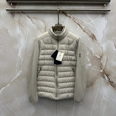 PRADA26秋冬爆款两穿 PRADA男士立领可拆分羽绒,合身短款版型。、针织可拆开穿,两种组合穿法。商务、休 PRADA26秋冬爆款两穿 PRADA男士立领可拆分羽绒,合身短款版型。、针织可拆开穿,两种组合穿法。商务、休