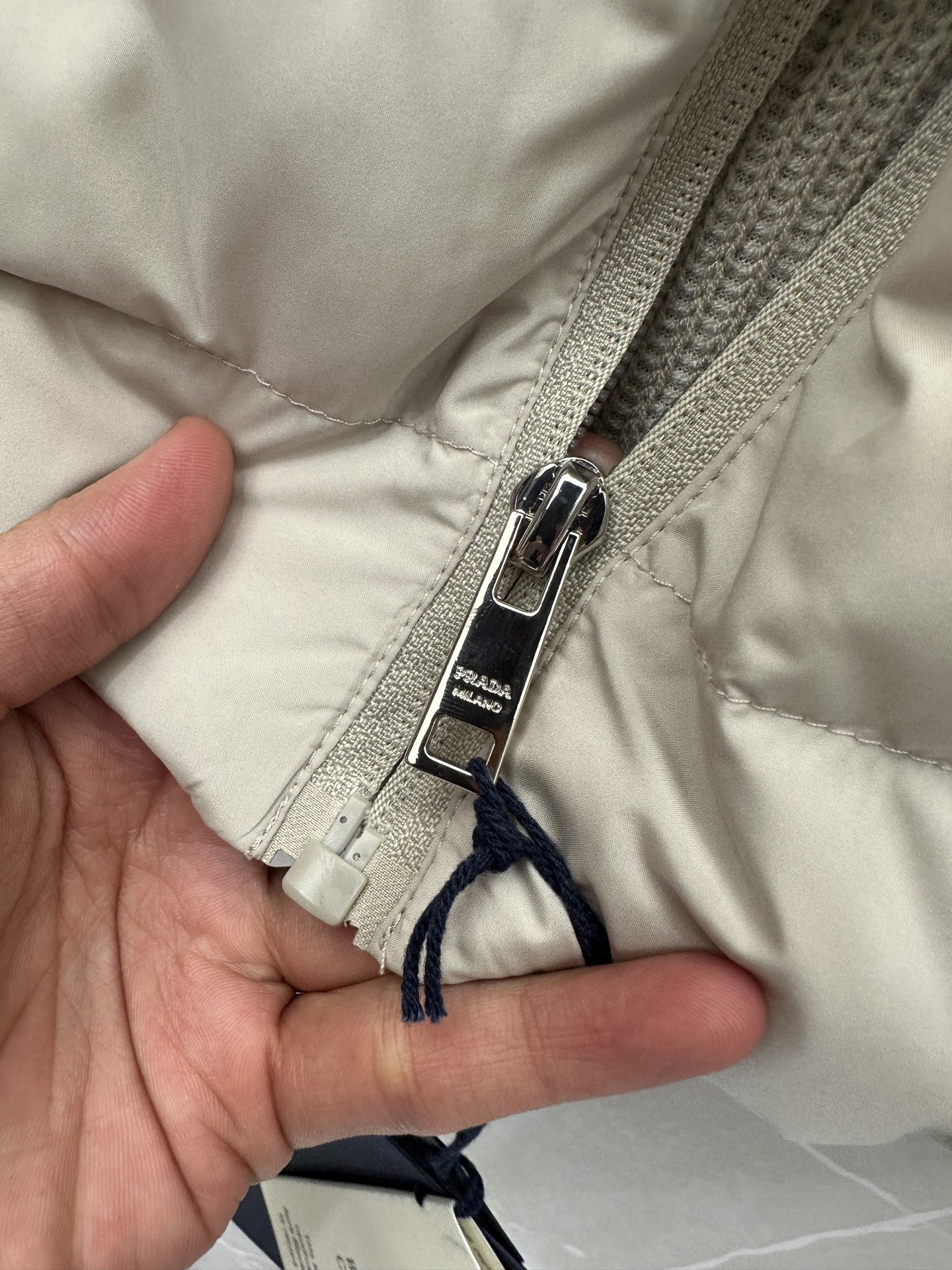 PRADA26秋冬爆款两穿 PRADA男士立领可拆分羽绒,合身短款版型。、针织可拆开穿,两种组合穿法。商务、休 PRADA26秋冬爆款两穿 PRADA男士立领可拆分羽绒,合身短款版型。、针织可拆开穿,两种组合穿法。商务、休