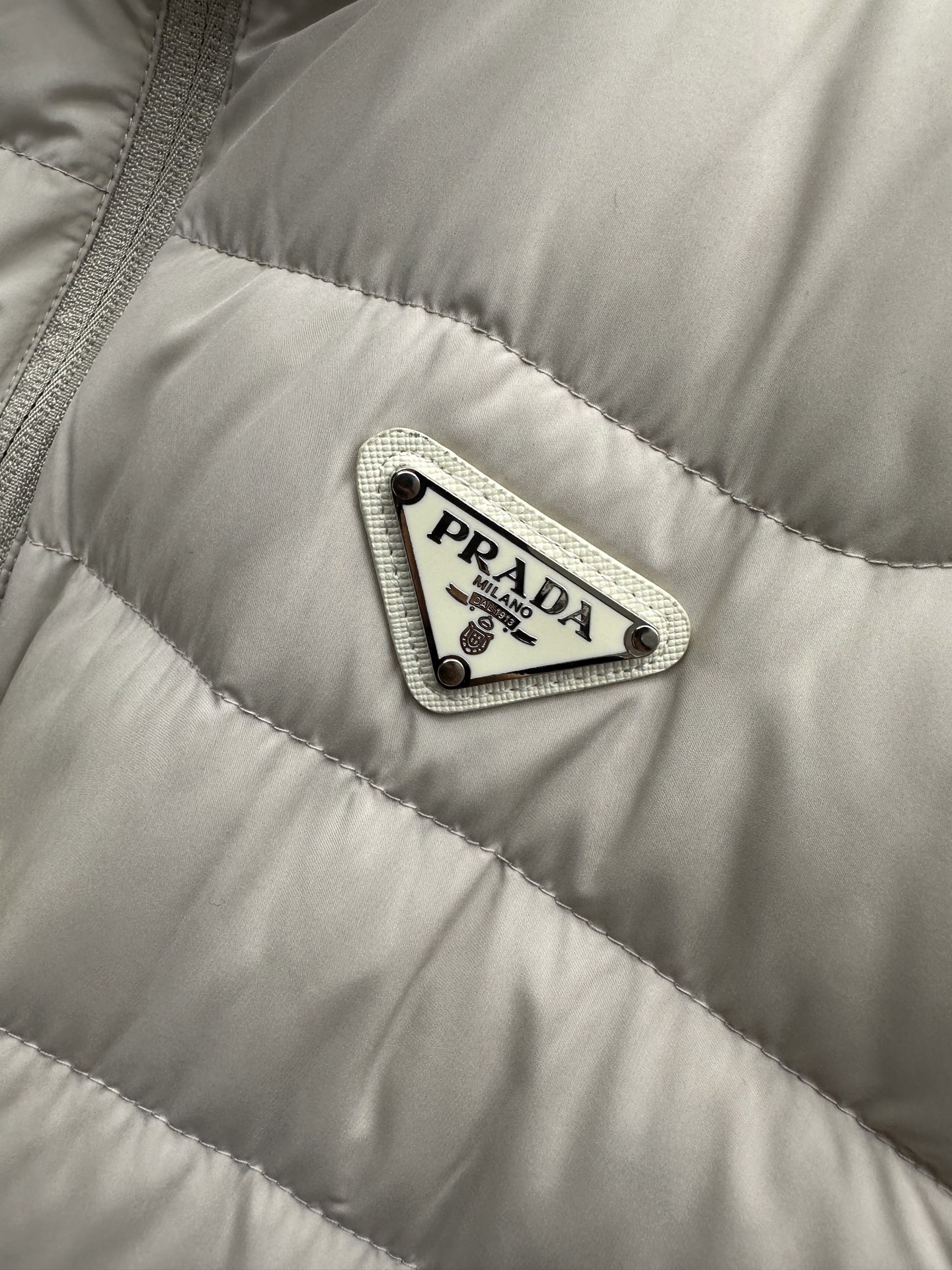 PRADA26秋冬爆款两穿 PRADA男士立领可拆分羽绒,合身短款版型。、针织可拆开穿,两种组合穿法。商务、休 PRADA26秋冬爆款两穿 PRADA男士立领可拆分羽绒,合身短款版型。、针织可拆开穿,两种组合穿法。商务、休
