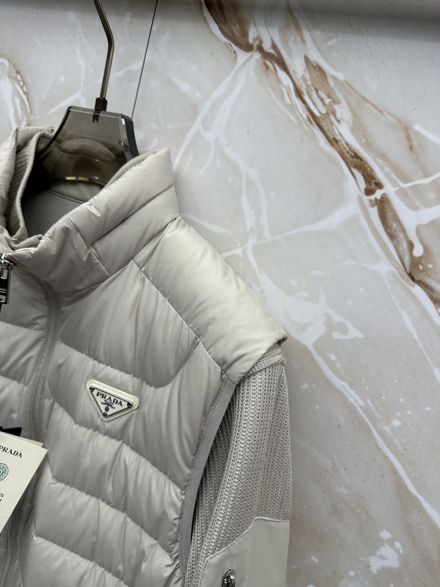 PRADA26秋冬爆款两穿 PRADA男士立领可拆分羽绒,合身短款版型。、针织可拆开穿,两种组合穿法。商务、休 PRADA26秋冬爆款两穿 PRADA男士立领可拆分羽绒,合身短款版型。、针织可拆开穿,两种组合穿法。商务、休