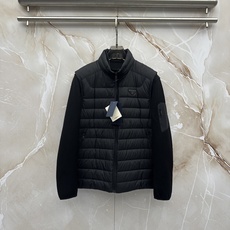 PRADA26秋冬爆款两穿 PRADA男士立领可拆分羽绒,合身短款版型。、针织可拆开穿,两种组合穿法。商务、休 PRADA26秋冬爆款两穿 PRADA男士立领可拆分羽绒,合身短款版型。、针织可拆开穿,两种组合穿法。商务、休