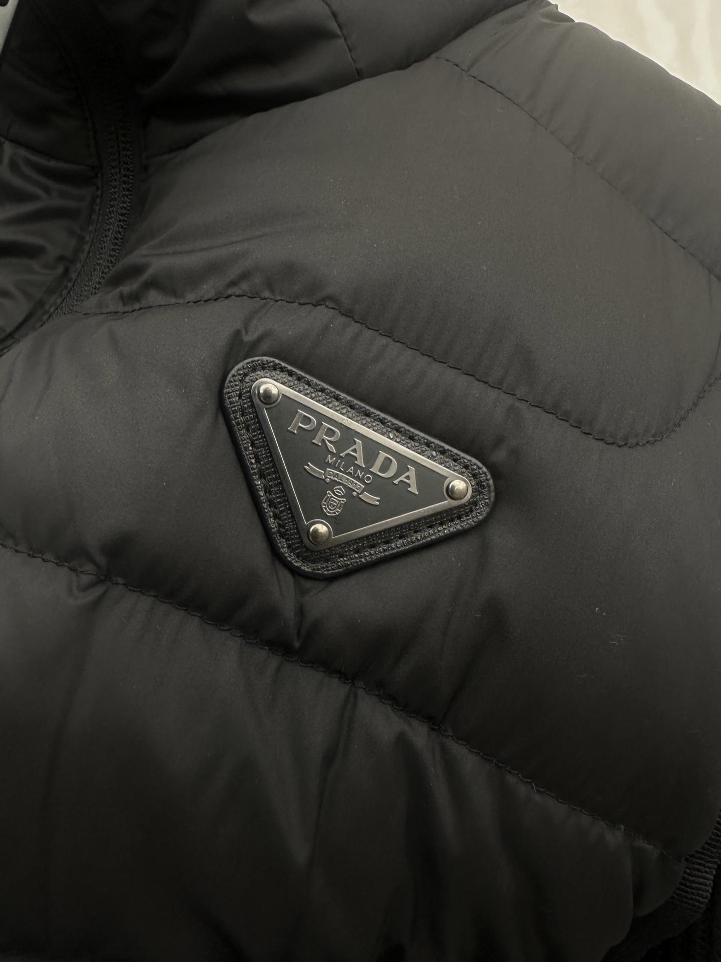 PRADA26秋冬爆款两穿 PRADA男士立领可拆分羽绒,合身短款版型。、针织可拆开穿,两种组合穿法。商务、休 PRADA26秋冬爆款两穿 PRADA男士立领可拆分羽绒,合身短款版型。、针织可拆开穿,两种组合穿法。商务、休