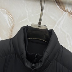 PRADA26秋冬爆款两穿 PRADA男士立领可拆分羽绒,合身短款版型。、针织可拆开穿,两种组合穿法。商务、休 PRADA26秋冬爆款两穿 PRADA男士立领可拆分羽绒,合身短款版型。、针织可拆开穿,两种组合穿法。商务、休