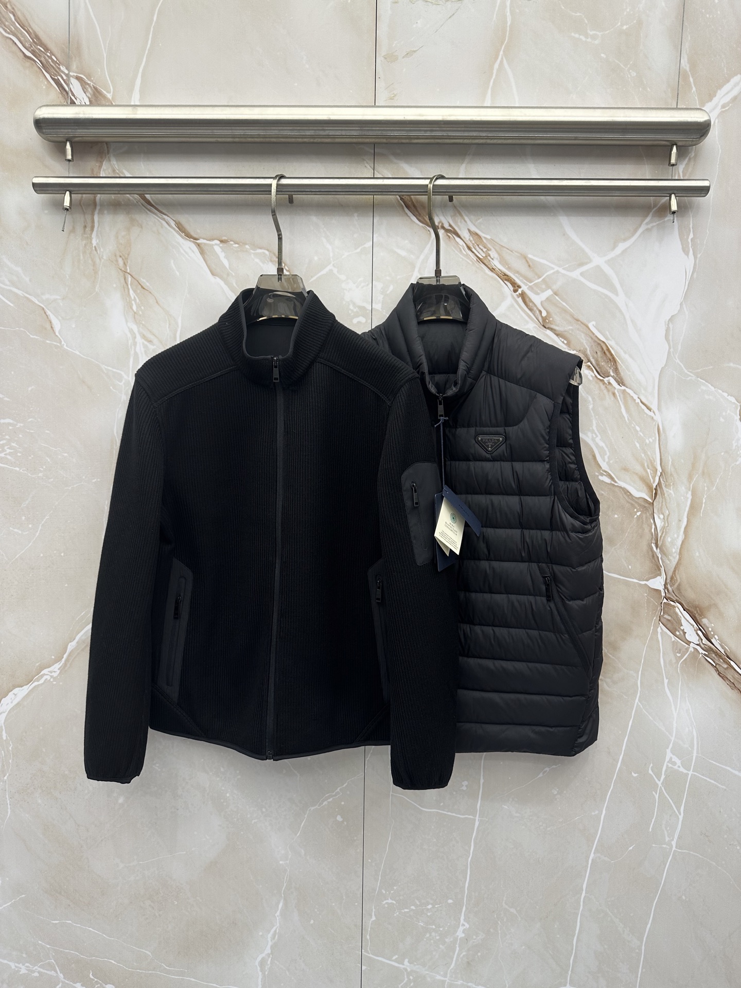 PRADA26秋冬爆款两穿 PRADA男士立领可拆分羽绒,合身短款版型。、针织可拆开穿,两种组合穿法。商务、休 PRADA26秋冬爆款两穿 PRADA男士立领可拆分羽绒,合身短款版型。、针织可拆开穿,两种组合穿法。商务、休