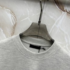 PRADA26秋冬爆款打底衫 PRADA男士简约圆领长袖针织打底,合身微宽松版型。秋冬高品质刚需打底,甄选驼绒蚕 PRADA26秋冬爆款打底衫 PRADA男士简约圆领长袖针织打底,合身微宽松版型。秋冬高品质刚需打底,甄选驼绒蚕