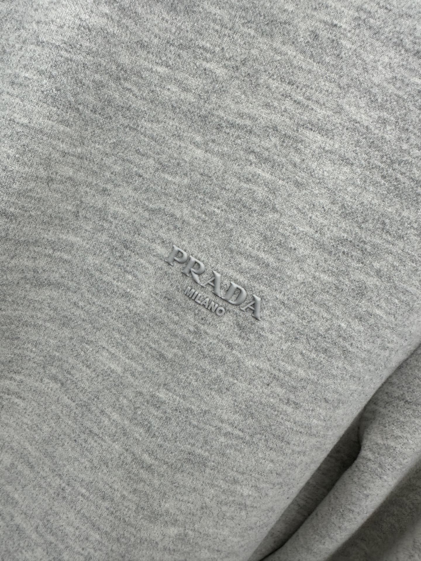 PRADA26秋冬爆款打底衫 PRADA男士简约圆领长袖针织打底,合身微宽松版型。秋冬高品质刚需打底,甄选驼绒蚕 PRADA26秋冬爆款打底衫 PRADA男士简约圆领长袖针织打底,合身微宽松版型。秋冬高品质刚需打底,甄选驼绒蚕