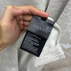 PRADA26秋冬爆款打底衫 PRADA男士简约圆领长袖针织打底,合身微宽松版型。秋冬高品质刚需打底,甄选驼绒蚕 PRADA26秋冬爆款打底衫 PRADA男士简约圆领长袖针织打底,合身微宽松版型。秋冬高品质刚需打底,甄选驼绒蚕
