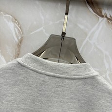 PRADA26秋冬爆款打底衫 PRADA男士简约圆领长袖针织打底,合身微宽松版型。秋冬高品质刚需打底,甄选驼绒蚕 PRADA26秋冬爆款打底衫 PRADA男士简约圆领长袖针织打底,合身微宽松版型。秋冬高品质刚需打底,甄选驼绒蚕