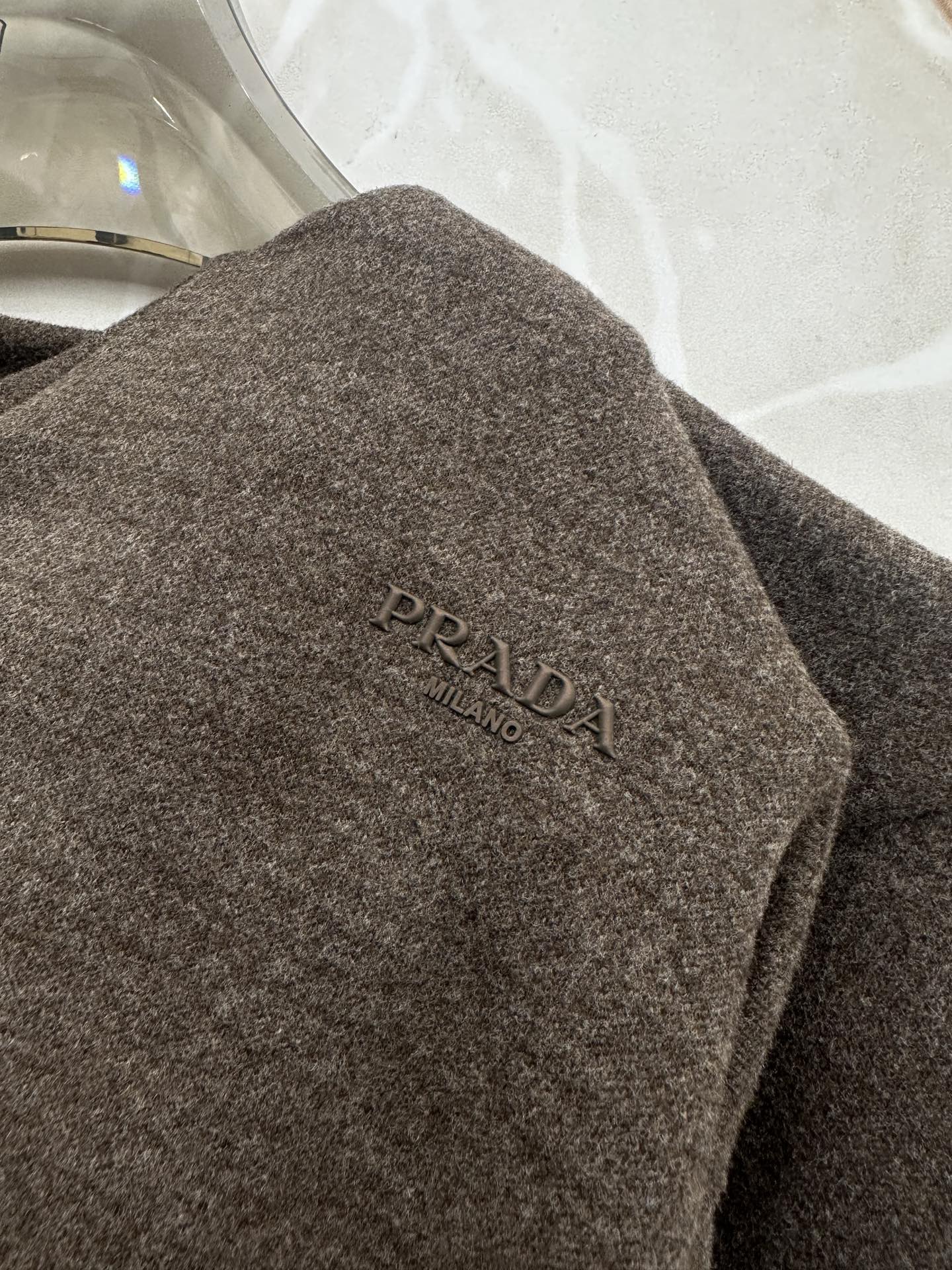 PRADA26秋冬爆款打底衫 PRADA男士简约圆领长袖针织打底,合身微宽松版型。秋冬高品质刚需打底,甄选驼绒蚕 PRADA26秋冬爆款打底衫 PRADA男士简约圆领长袖针织打底,合身微宽松版型。秋冬高品质刚需打底,甄选驼绒蚕