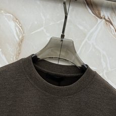 PRADA26秋冬爆款打底衫 PRADA男士简约圆领长袖针织打底,合身微宽松版型。秋冬高品质刚需打底,甄选驼绒蚕 PRADA26秋冬爆款打底衫 PRADA男士简约圆领长袖针织打底,合身微宽松版型。秋冬高品质刚需打底,甄选驼绒蚕