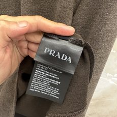 PRADA26秋冬爆款打底衫 PRADA男士简约圆领长袖针织打底,合身微宽松版型。秋冬高品质刚需打底,甄选驼绒蚕 PRADA26秋冬爆款打底衫 PRADA男士简约圆领长袖针织打底,合身微宽松版型。秋冬高品质刚需打底,甄选驼绒蚕