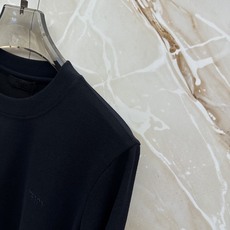 PRADA26秋冬爆款打底衫 PRADA男士简约圆领长袖针织打底,合身微宽松版型。秋冬高品质刚需打底,甄选驼绒蚕 PRADA26秋冬爆款打底衫 PRADA男士简约圆领长袖针织打底,合身微宽松版型。秋冬高品质刚需打底,甄选驼绒蚕