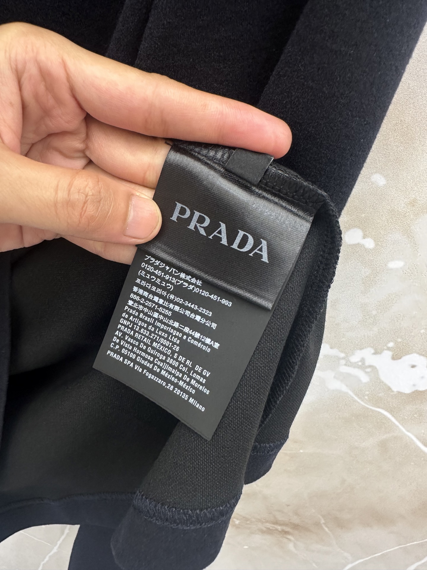 PRADA26秋冬爆款打底衫 PRADA男士简约圆领长袖针织打底,合身微宽松版型。秋冬高品质刚需打底,甄选驼绒蚕 PRADA26秋冬爆款打底衫 PRADA男士简约圆领长袖针织打底,合身微宽松版型。秋冬高品质刚需打底,甄选驼绒蚕