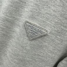 PRADA26秋冬爆款打底衫 PRADA男士简约圆领长袖针织打底,合身微宽松版型。秋冬高品质刚需打底,甄选驼绒蚕 PRADA26秋冬爆款打底衫 PRADA男士简约圆领长袖针织打底,合身微宽松版型。秋冬高品质刚需打底,甄选驼绒蚕