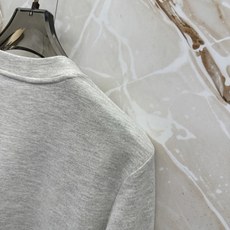 PRADA26秋冬爆款打底衫 PRADA男士简约圆领长袖针织打底,合身微宽松版型。秋冬高品质刚需打底,甄选驼绒蚕 PRADA26秋冬爆款打底衫 PRADA男士简约圆领长袖针织打底,合身微宽松版型。秋冬高品质刚需打底,甄选驼绒蚕