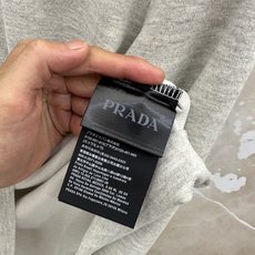 PRADA26秋冬爆款打底衫 PRADA男士简约圆领长袖针织打底,合身微宽松版型。秋冬高品质刚需打底,甄选驼绒蚕 PRADA26秋冬爆款打底衫 PRADA男士简约圆领长袖针织打底,合身微宽松版型。秋冬高品质刚需打底,甄选驼绒蚕