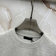 PRADA26秋冬爆款打底衫 PRADA男士简约圆领长袖针织打底,合身微宽松版型。秋冬高品质刚需打底,甄选驼绒蚕 PRADA26秋冬爆款打底衫 PRADA男士简约圆领长袖针织打底,合身微宽松版型。秋冬高品质刚需打底,甄选驼绒蚕
