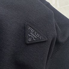 PRADA26秋冬爆款打底衫 PRADA男士简约圆领长袖针织打底,合身微宽松版型。秋冬高品质刚需打底,甄选驼绒蚕 PRADA26秋冬爆款打底衫 PRADA男士简约圆领长袖针织打底,合身微宽松版型。秋冬高品质刚需打底,甄选驼绒蚕