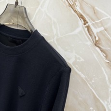 PRADA26秋冬爆款打底衫 PRADA男士简约圆领长袖针织打底,合身微宽松版型。秋冬高品质刚需打底,甄选驼绒蚕 PRADA26秋冬爆款打底衫 PRADA男士简约圆领长袖针织打底,合身微宽松版型。秋冬高品质刚需打底,甄选驼绒蚕