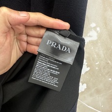 PRADA26秋冬爆款打底衫 PRADA男士简约圆领长袖针织打底,合身微宽松版型。秋冬高品质刚需打底,甄选驼绒蚕 PRADA26秋冬爆款打底衫 PRADA男士简约圆领长袖针织打底,合身微宽松版型。秋冬高品质刚需打底,甄选驼绒蚕