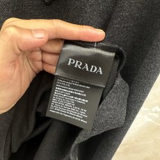 PRADA26秋冬爆款打底衫 PRADA男士简约圆领长袖针织打底,合身微宽松版型。秋冬高品质刚需打底,甄选驼绒蚕 PRADA26秋冬爆款打底衫 PRADA男士简约圆领长袖针织打底,合身微宽松版型。秋冬高品质刚需打底,甄选驼绒蚕