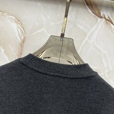 PRADA26秋冬爆款打底衫 PRADA男士简约圆领长袖针织打底,合身微宽松版型。秋冬高品质刚需打底,甄选驼绒蚕 PRADA26秋冬爆款打底衫 PRADA男士简约圆领长袖针织打底,合身微宽松版型。秋冬高品质刚需打底,甄选驼绒蚕