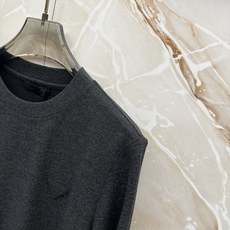 PRADA26秋冬爆款打底衫 PRADA男士简约圆领长袖针织打底,合身微宽松版型。秋冬高品质刚需打底,甄选驼绒蚕 PRADA26秋冬爆款打底衫 PRADA男士简约圆领长袖针织打底,合身微宽松版型。秋冬高品质刚需打底,甄选驼绒蚕
