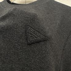PRADA26秋冬爆款打底衫 PRADA男士简约圆领长袖针织打底,合身微宽松版型。秋冬高品质刚需打底,甄选驼绒蚕 PRADA26秋冬爆款打底衫 PRADA男士简约圆领长袖针织打底,合身微宽松版型。秋冬高品质刚需打底,甄选驼绒蚕