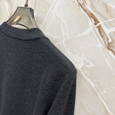 PRADA26秋冬爆款打底衫 PRADA男士简约圆领长袖针织打底,合身微宽松版型。秋冬高品质刚需打底,甄选驼绒蚕 PRADA26秋冬爆款打底衫 PRADA男士简约圆领长袖针织打底,合身微宽松版型。秋冬高品质刚需打底,甄选驼绒蚕