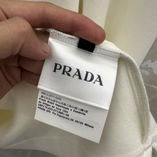 PRADA 2026SS秋冬新款长袖T恤,采用精选36.6%棉22.9%腈纶18.3%聚酯纤维13.2%莫代尔6.3%氨 PRADA 2026SS秋冬新款长袖T恤,采用精选36.6%棉22.9%腈纶18.3%聚酯纤维13.2%莫代尔6.3%氨