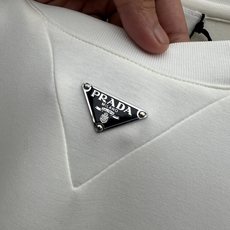 PRADA 2026SS秋冬新款长袖T恤,采用精选36.6%棉22.9%腈纶18.3%聚酯纤维13.2%莫代尔6.3%氨 PRADA 2026SS秋冬新款长袖T恤,采用精选36.6%棉22.9%腈纶18.3%聚酯纤维13.2%莫代尔6.3%氨