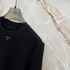 PRADA 2026SS秋冬新款长袖T恤,采用精选36.6%棉22.9%腈纶18.3%聚酯纤维13.2%莫代尔6.3%氨 PRADA 2026SS秋冬新款长袖T恤,采用精选36.6%棉22.9%腈纶18.3%聚酯纤维13.2%莫代尔6.3%氨