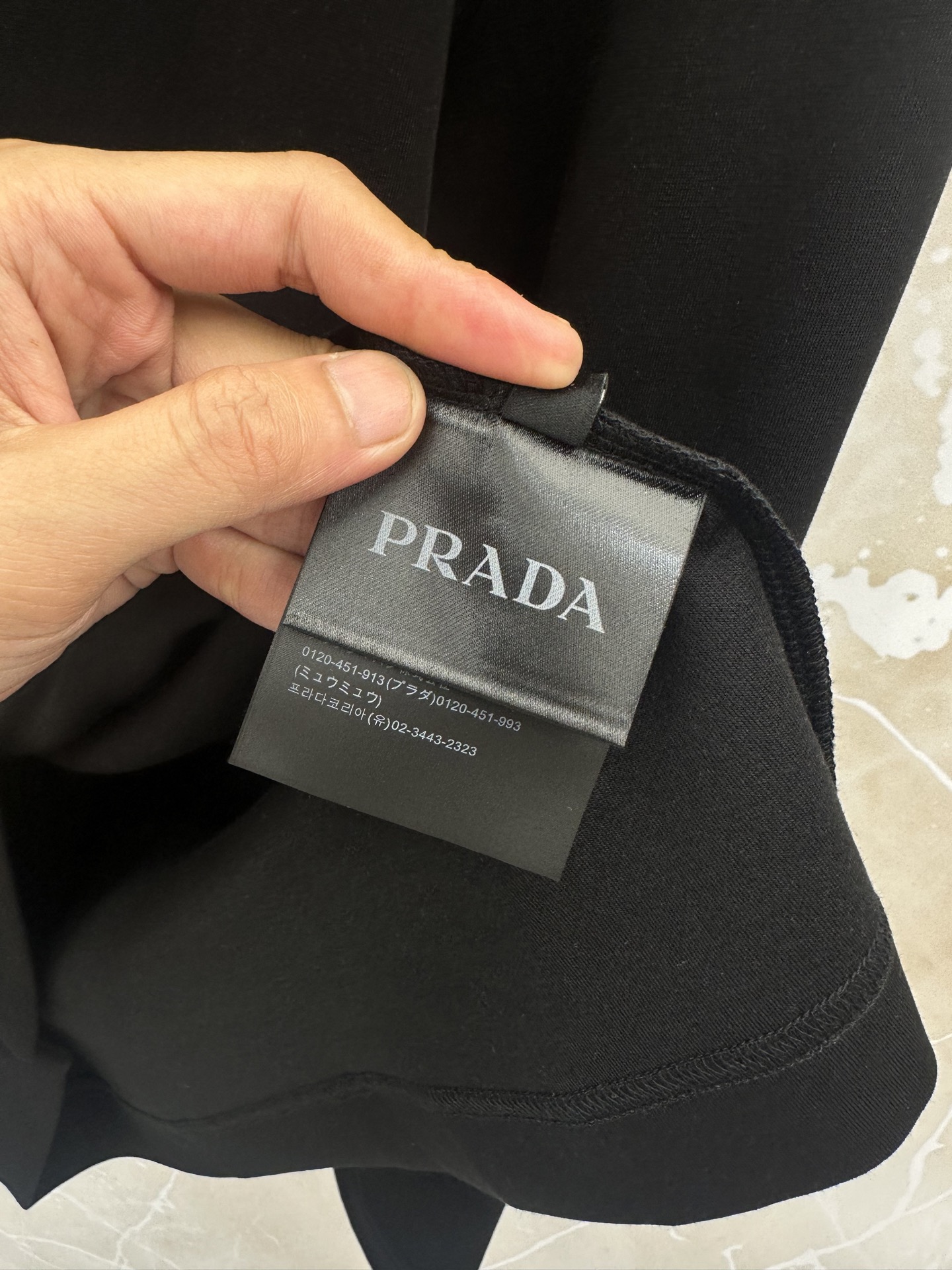 PRADA 2026SS秋冬新款长袖T恤,采用精选36.6%棉22.9%腈纶18.3%聚酯纤维13.2%莫代尔6.3%氨 PRADA 2026SS秋冬新款长袖T恤,采用精选36.6%棉22.9%腈纶18.3%聚酯纤维13.2%莫代尔6.3%氨