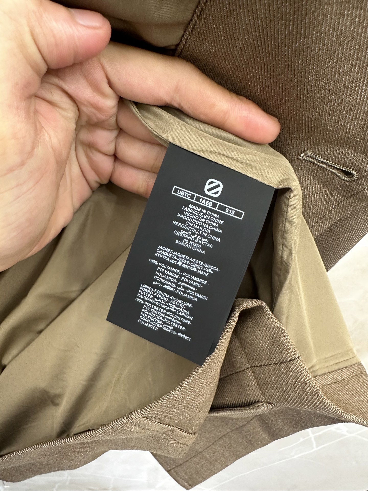 杰尼亚 2026秋冬新品自然性能系列。 早秋通勤的顶级质感,一件直接拉满气场! 微阔版型完美修饰身形,藏肉又显挺拔。搭配 杰尼亚 2026秋冬新品自然性能系列。 早秋通勤的顶级质感,一件直接拉满气场! 微阔版型完美修饰身形,藏肉又显挺拔。搭配