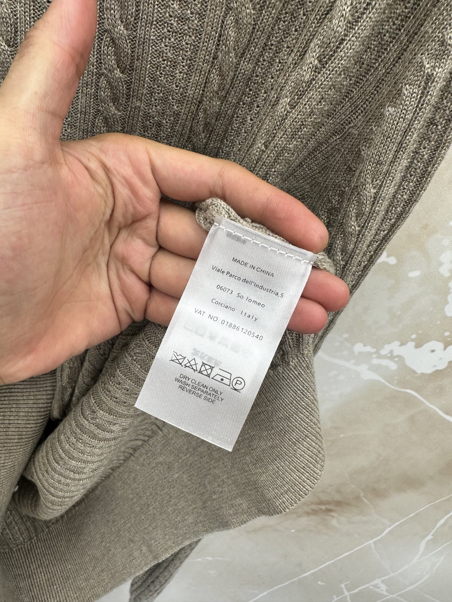 BC布鲁内洛 休闲绞花 本件净重420克 ⚠️品牌专属混纺纱线面料,腈纶49.7%搭配聚酯纤维43.4%、绵羊毛3.8% BC布鲁内洛 休闲绞花 本件净重420克 ⚠️品牌专属混纺纱线面料,腈纶49.7%搭配聚酯纤维43.4%、绵羊毛3.8%