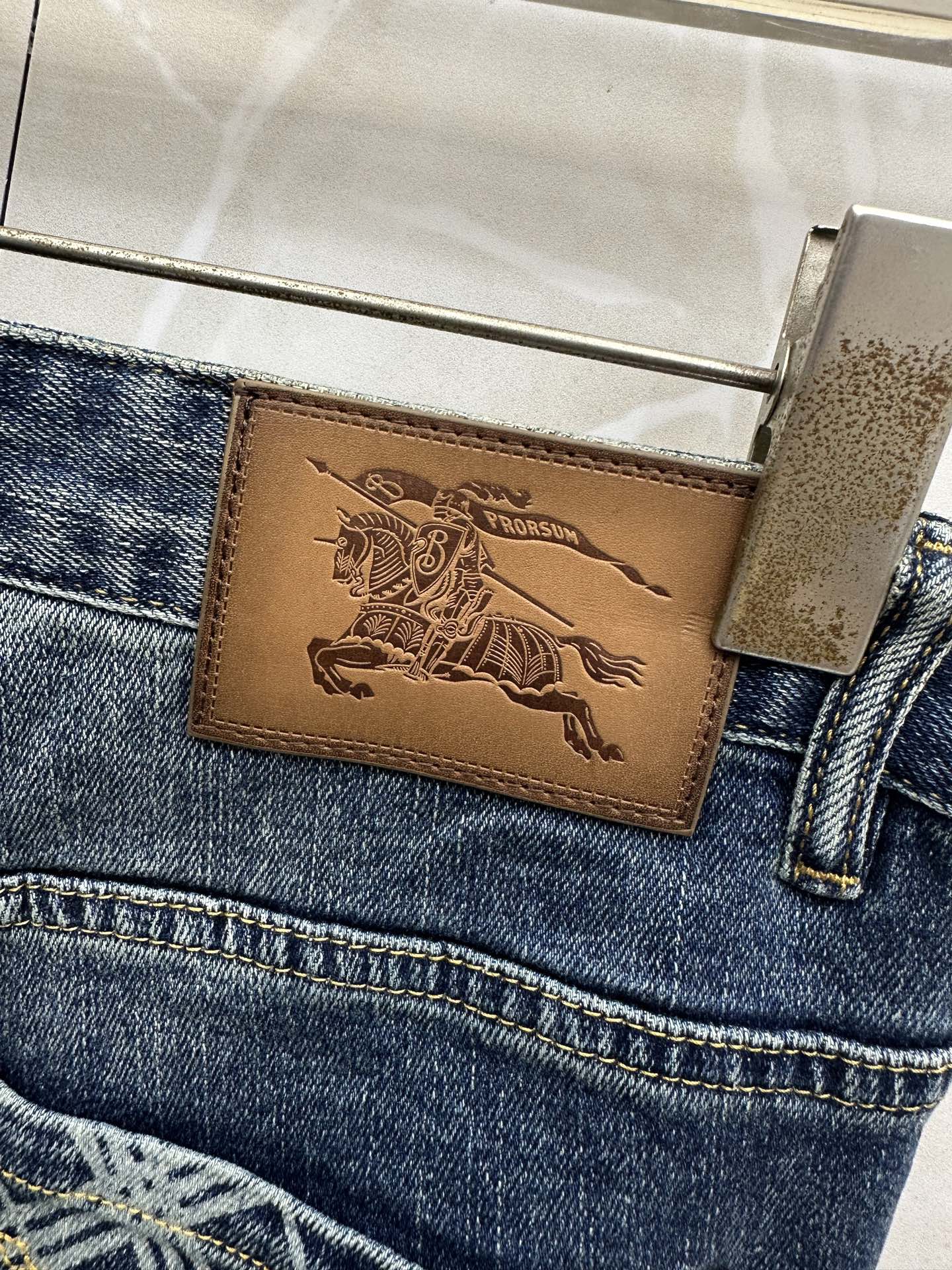 巴宝莉 2026秋冬🔥🔥新款现货上市，原单爆款牛仔裤👖超级定制款，原版五金，超级重工工艺，版型超赞👍细节做工无可挑剔！款