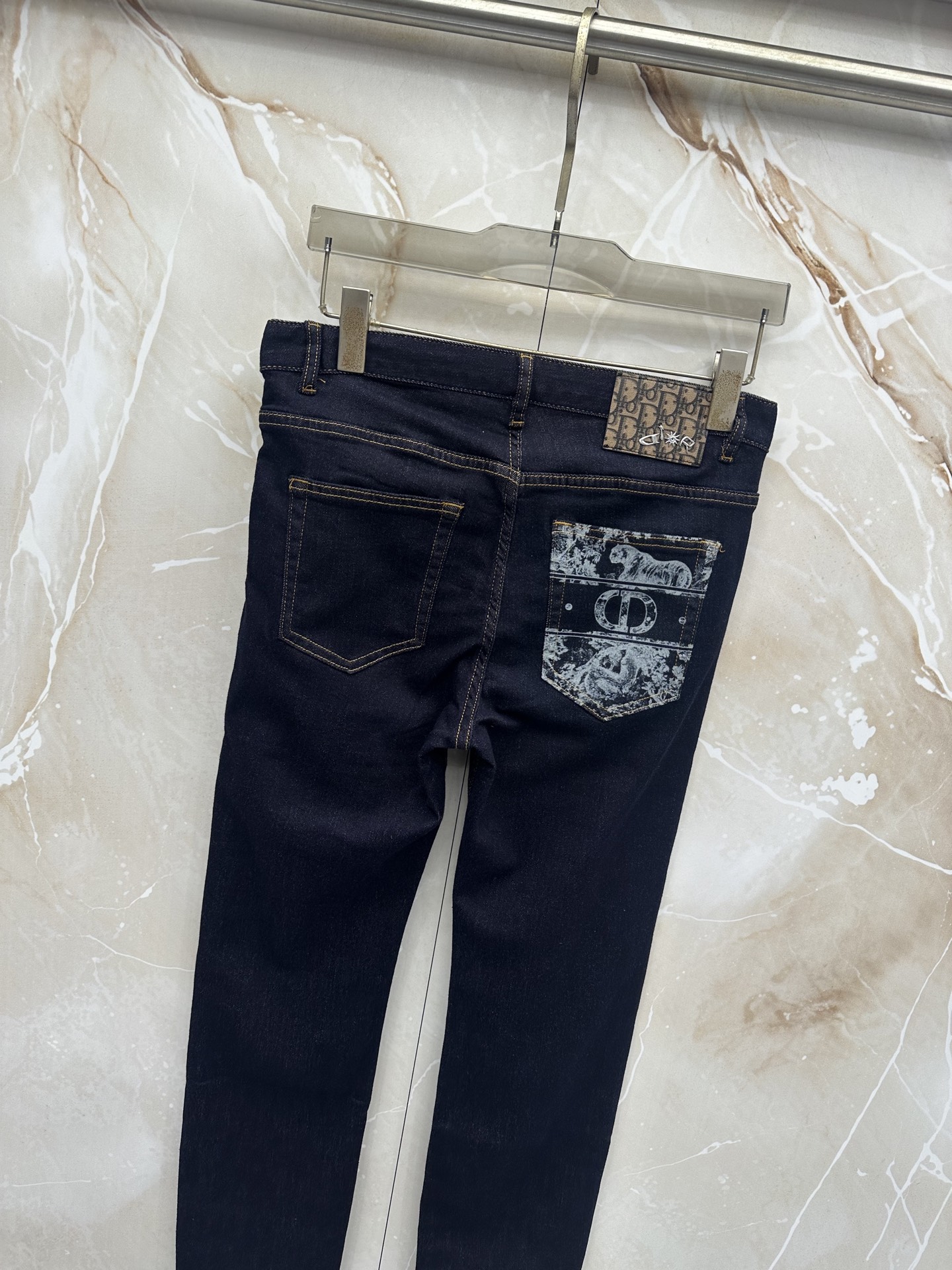 迪奥 2026秋冬🔥🔥新款现货上市，原单爆款牛仔裤👖超级定制款，原版五金，超级重工工艺，版型超赞👍细节做工无可挑剔！款式