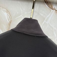 Loro Piana 意式轻奢休闲套装,源自Loro Piana经典休闲线版型,摒弃浮夸设计,极简剪裁兼顾体面与松弛感。 Loro Piana 意式轻奢休闲套装,源自Loro Piana经典休闲线版型,摒弃浮夸设计,极简剪裁兼顾体面与松弛感。