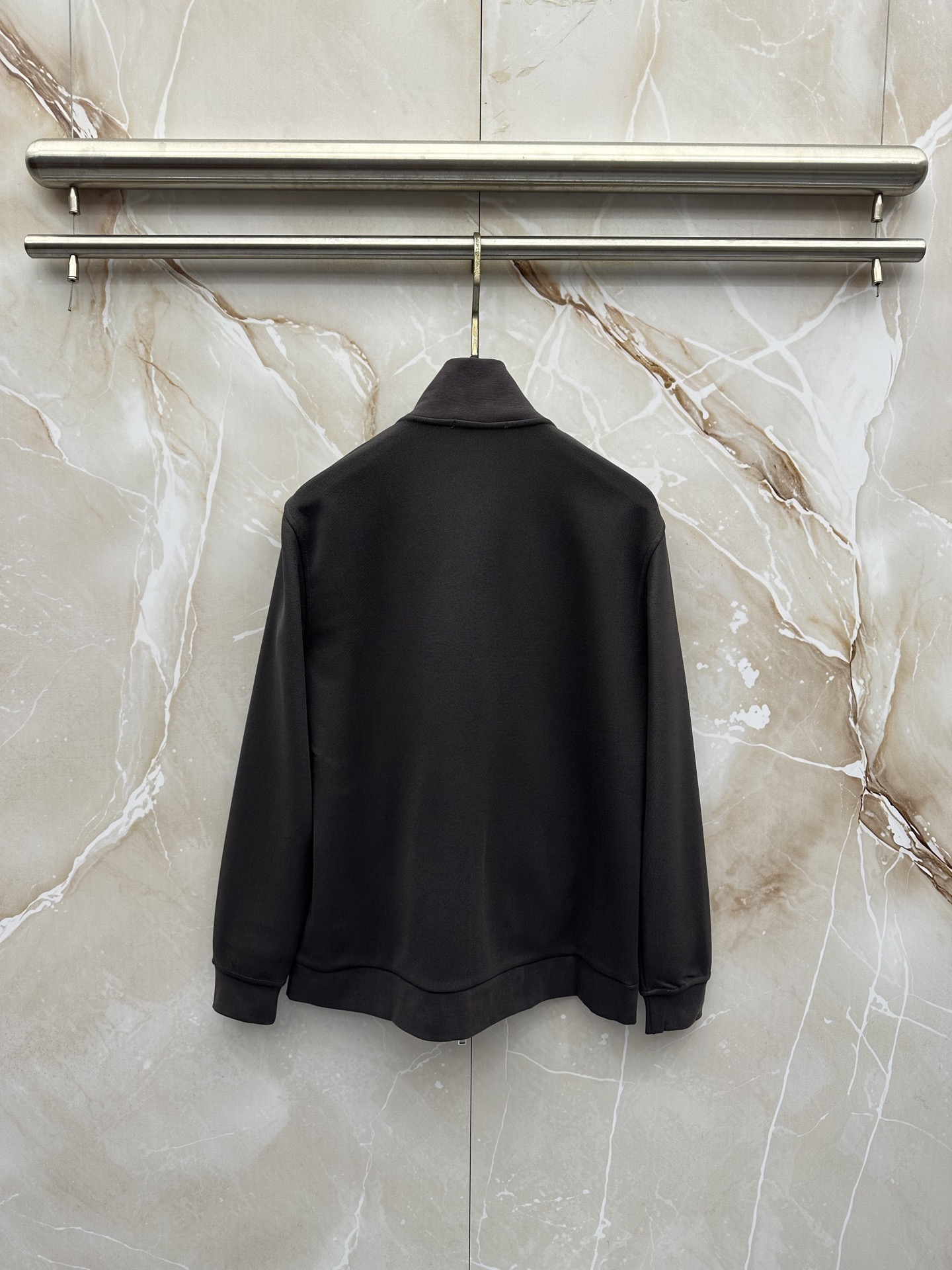 Loro Piana 意式轻奢休闲套装,源自Loro Piana经典休闲线版型,摒弃浮夸设计,极简剪裁兼顾体面与松弛感。 Loro Piana 意式轻奢休闲套装,源自Loro Piana经典休闲线版型,摒弃浮夸设计,极简剪裁兼顾体面与松弛感。