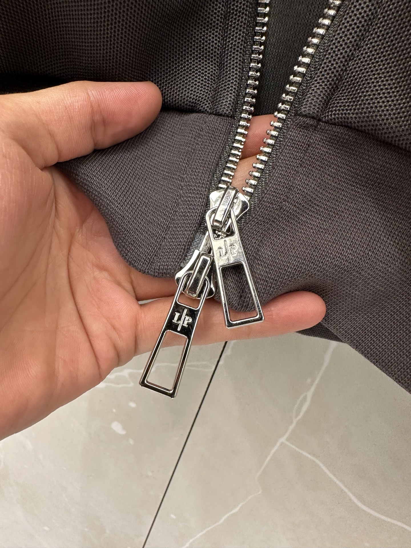 Loro Piana 意式轻奢休闲套装,源自Loro Piana经典休闲线版型,摒弃浮夸设计,极简剪裁兼顾体面与松弛感。 Loro Piana 意式轻奢休闲套装,源自Loro Piana经典休闲线版型,摒弃浮夸设计,极简剪裁兼顾体面与松弛感。
