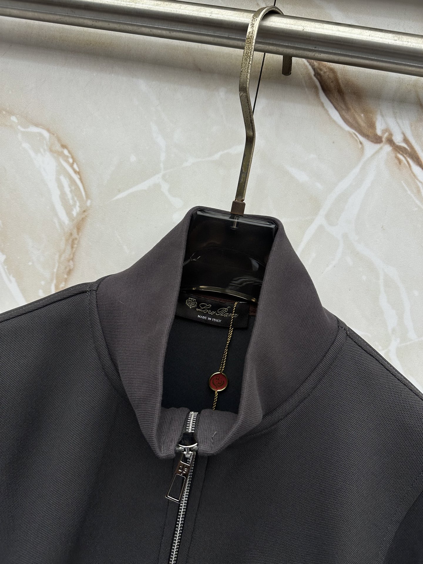 Loro Piana 意式轻奢休闲套装,源自Loro Piana经典休闲线版型,摒弃浮夸设计,极简剪裁兼顾体面与松弛感。 Loro Piana 意式轻奢休闲套装,源自Loro Piana经典休闲线版型,摒弃浮夸设计,极简剪裁兼顾体面与松弛感。