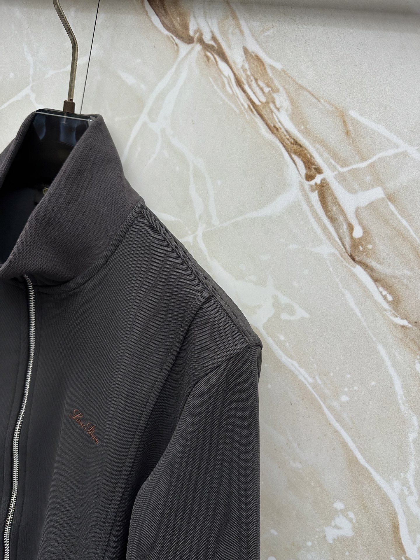 Loro Piana 意式轻奢休闲套装,源自Loro Piana经典休闲线版型,摒弃浮夸设计,极简剪裁兼顾体面与松弛感。 Loro Piana 意式轻奢休闲套装,源自Loro Piana经典休闲线版型,摒弃浮夸设计,极简剪裁兼顾体面与松弛感。