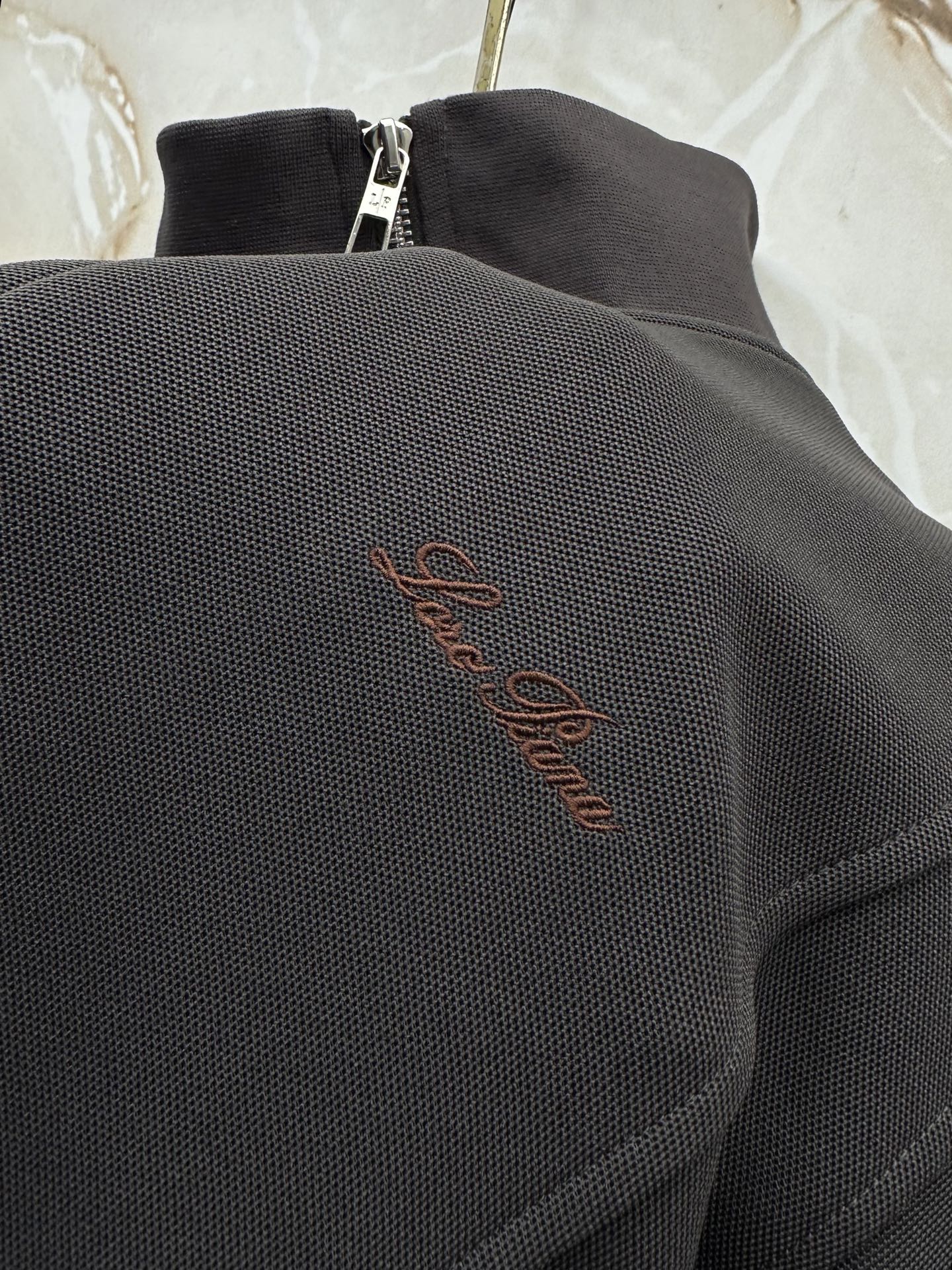 Loro Piana 意式轻奢休闲套装,源自Loro Piana经典休闲线版型,摒弃浮夸设计,极简剪裁兼顾体面与松弛感。 Loro Piana 意式轻奢休闲套装,源自Loro Piana经典休闲线版型,摒弃浮夸设计,极简剪裁兼顾体面与松弛感。